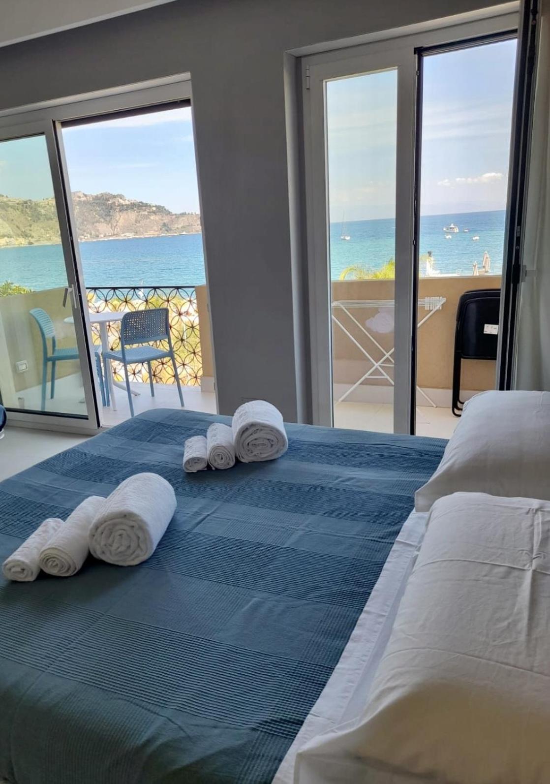La Finestra Sul Mare Modern Apartment Giardini Naxos Exterior photo